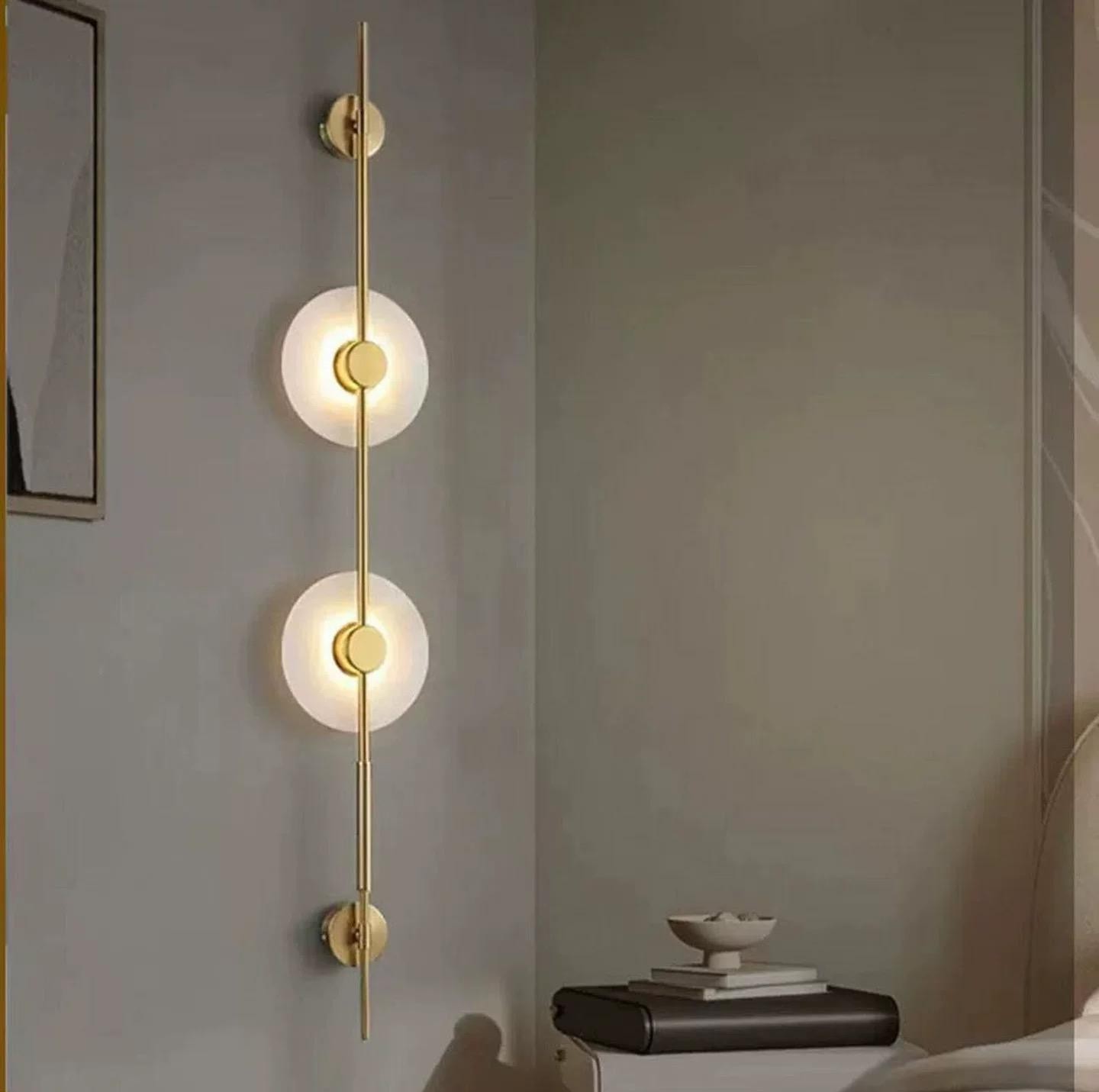 Aplica LED Moderna Verticala Aurie – Design Minimalist pentru Dormitor-Living