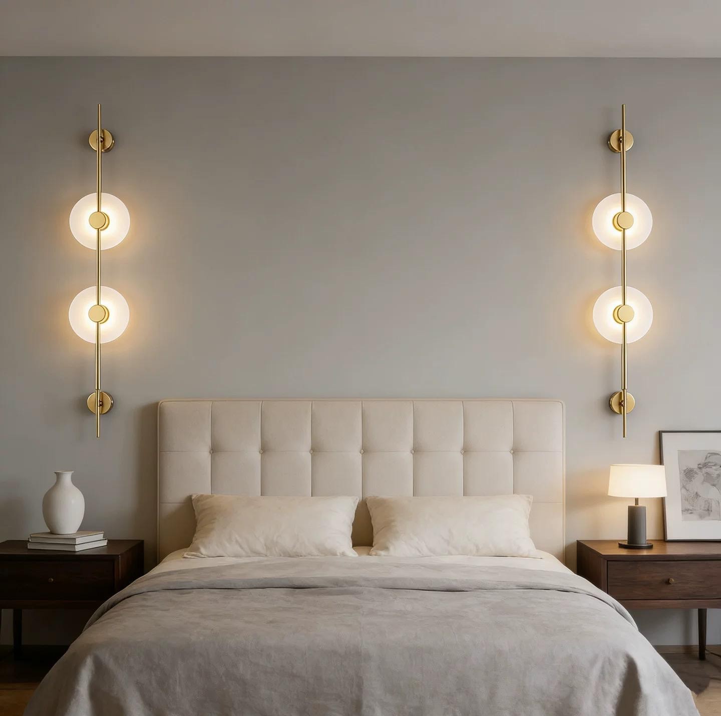 Aplica LED Moderna Verticala Aurie – Design Minimalist pentru Dormitor-Living